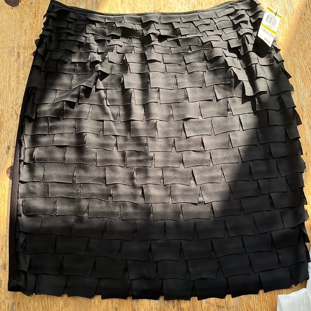 Very flattering 14 size black skirt ALFANI